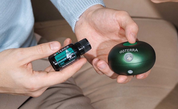 Набор dōTERRA «Зимнее утро» портативный диффузор Bubble зелёный с датчиком движения и «Холидей Пиис» 15 мл