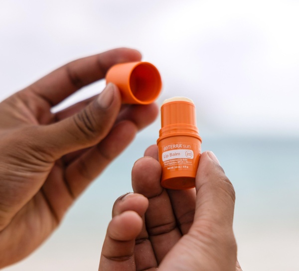 dōTERRA SUN Минеральный солнцезащитный бальзам для губ SPF 20
